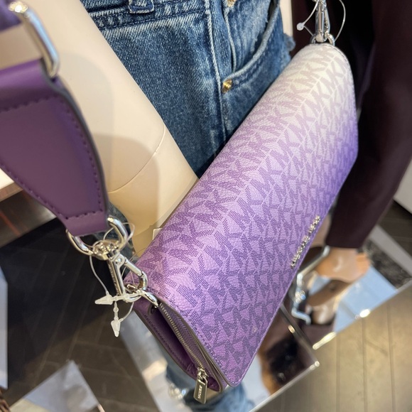 MICHAEL KORS Jet Set Large Ombré Signature Logo Crossbody Bag
Dark Purple
NWT - Picture 15 of 16